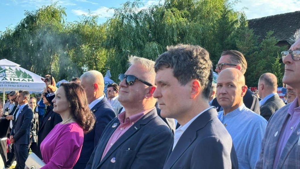 Imagini cu președintele Nicușor Dan la un eveniment dedicat Zilei Independenței Statelor Unite, la… Imagini cu presedintele Nicusor Dan la un eveniment dedicat Zilei Independentei Statelor Unite la