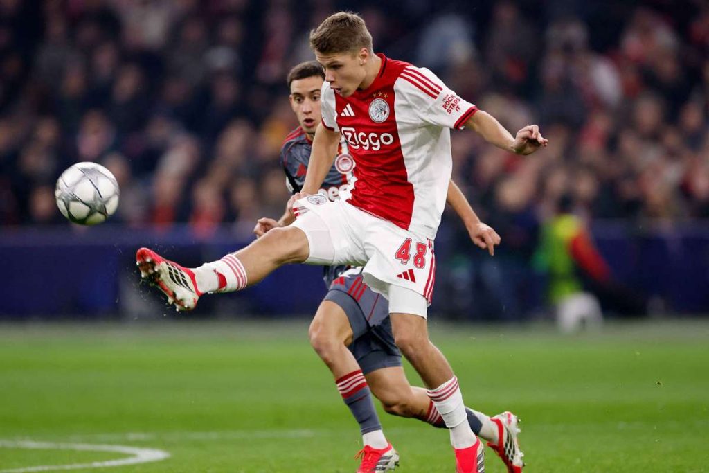 Newcastle cumpără un jucător de 18 ani de la Ajax pentru 27 de milioane de euro. Newcastle cumpara un jucator de 18 ani de la Ajax pentru 27 de milioane de euro