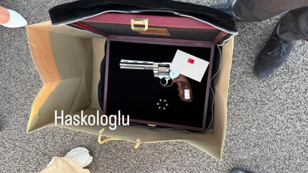 Nicușor Dan a primit un pistol Gumusay și gloanțe de la Erdogan. Ce a făcut președintele cu armamentul? Nicisor Dan a primit un pistol Gumusay si gloante de la Erdogan Ce a facut presedintele cu armamentul