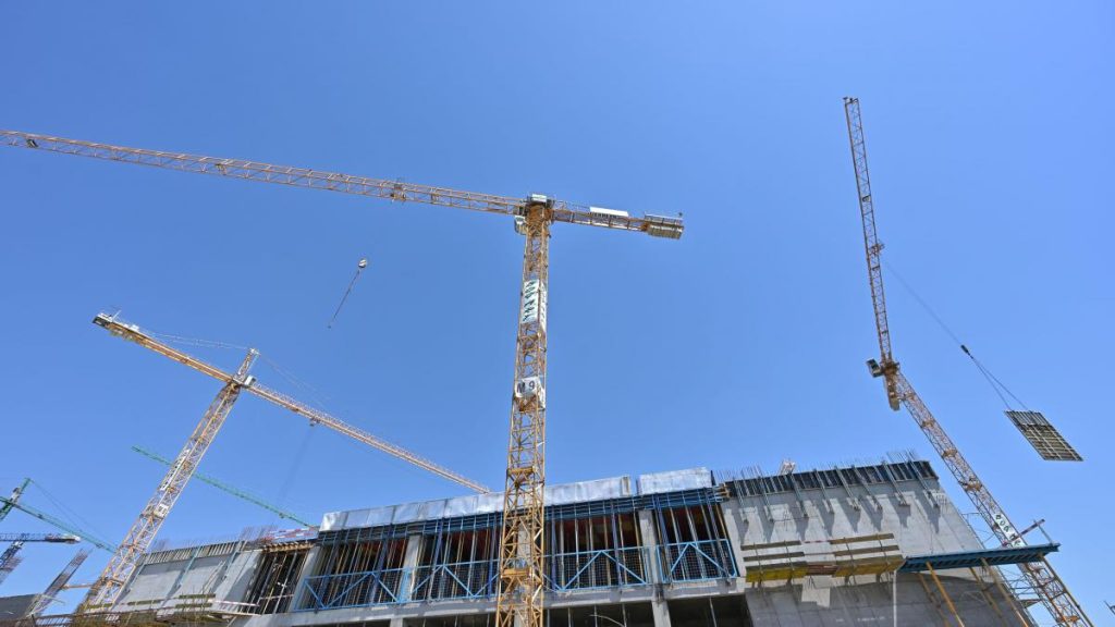 Regulile se modifică pentru cei care vor să își construiască o casă sau un garaj la țară, dar și… Regulile se modifica pentru cei care vor sa isi construiasca o casa sau un garaj la tara dar si