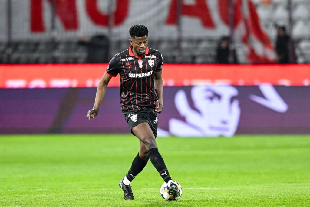 Transferul lui Eddy Gnahore la FCSB a fost oficializat Ce salariu va avea fostul jucator de la Dinamo