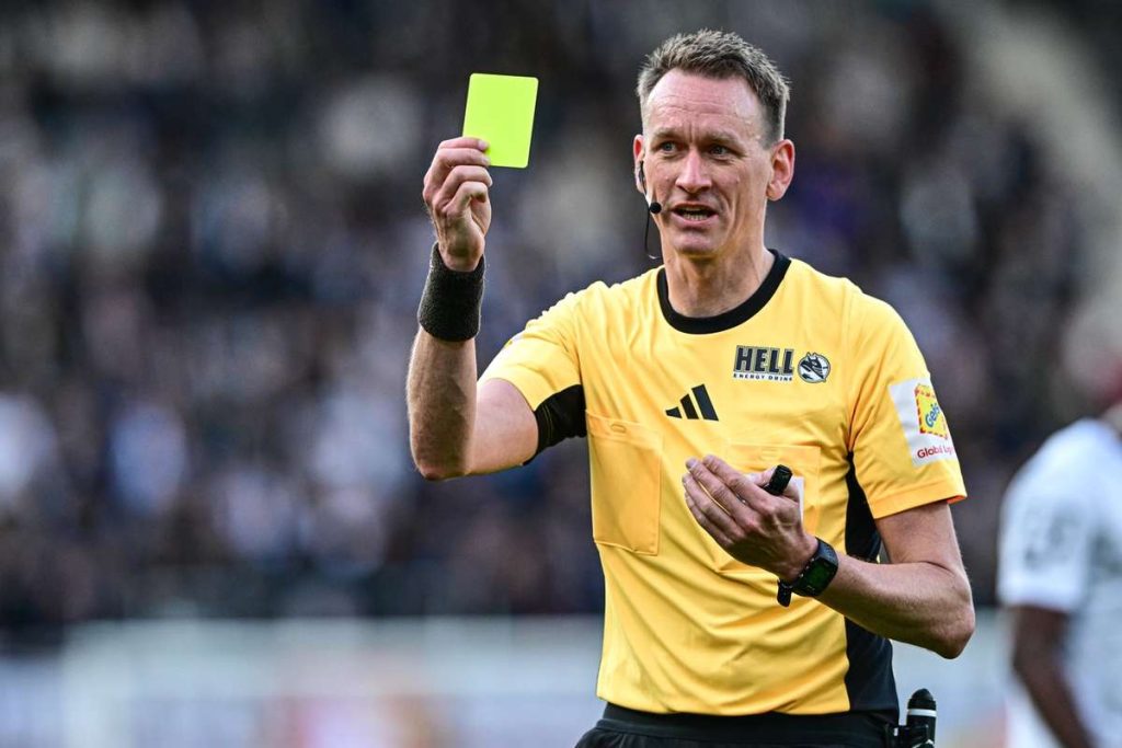 UEFA a anuntat arbitrii care vor oficia meciurile Universitatii Craiova in dubla mansa
