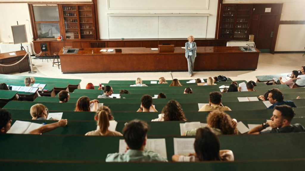 anomalii in legea salarizarii un lector universitar castiga mai putin decat un asistent