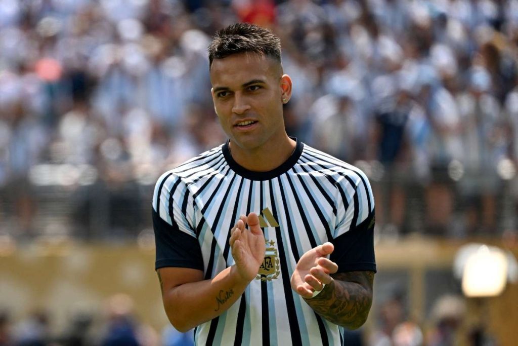 Cristi Chivu risca sa piarda banderola de capitan Barcelona isi propune sa isi intareasca atacul iar jucatorul de la Inter este prima lor optiune