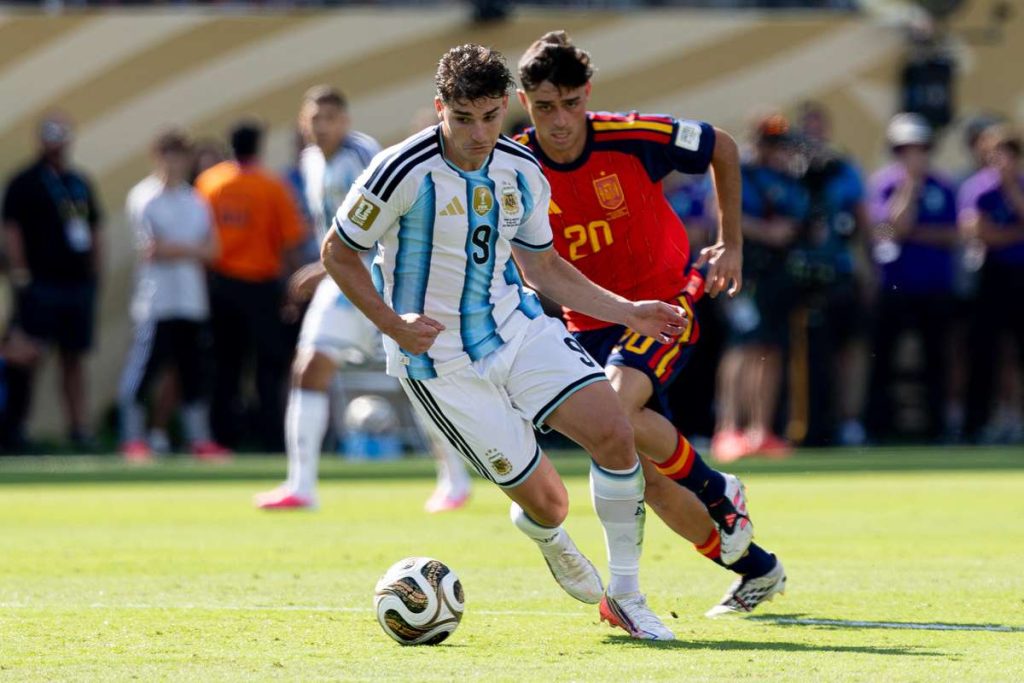 Cu Barcelona Real Madrid Arsenal si PSG pe urmele sale Julian Alvarez revine la antrenamentele echipei Atletico Madrid