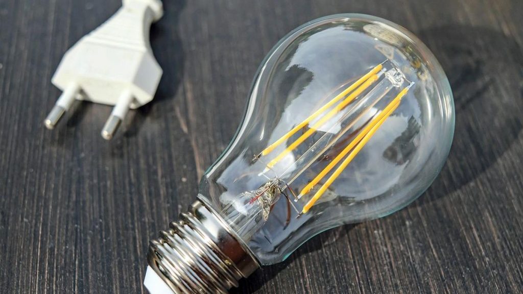Cum economiseste Bolojan la electricitate afirma ca nu foloseste becuri si aer condittionat Ajung tardiu