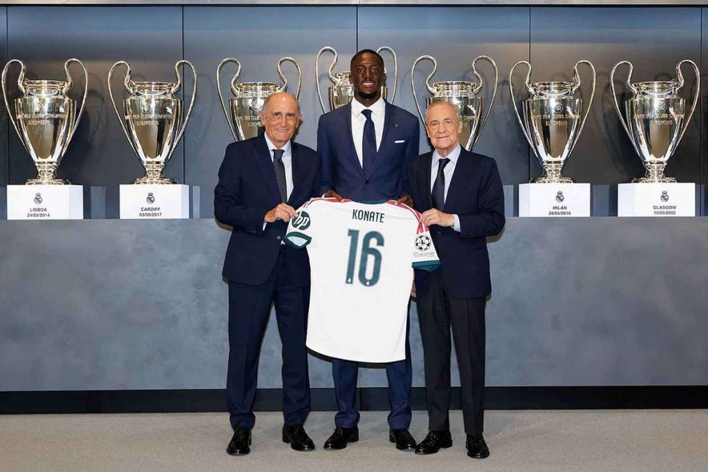 Real Madrid continua sa isi prezinte noile transferuri Cadoul primit de Konate la semnarea contractului