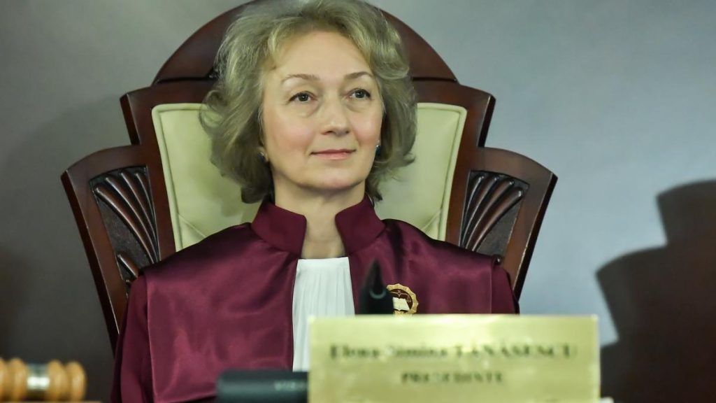 Șefa CCR confirmă întâlnirea cu Bolojan. Simina Tănăsescu susține că sunt „întâlniri necesare pentru buna organizare” a Curții. Sefa CCR confirma intalnirea cu Bolojan Simina Tanasescu sustine ca sunt intalniri necesare pentru buna organizare a Curtii