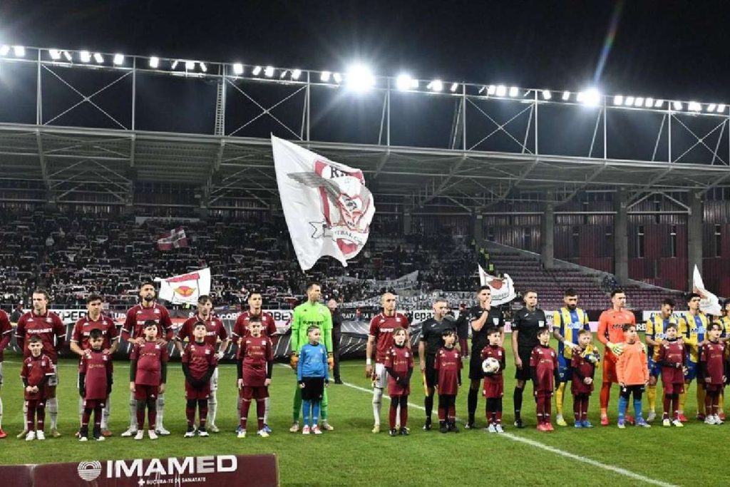 Accidentare gravă la Petrolul – Rapid! Jucătorul a părăsit stadionul cu ajutorul cârjelor. accidentare grava la petrolul rapid jucatorul a parasit stadionul cu ajutorul carjelor