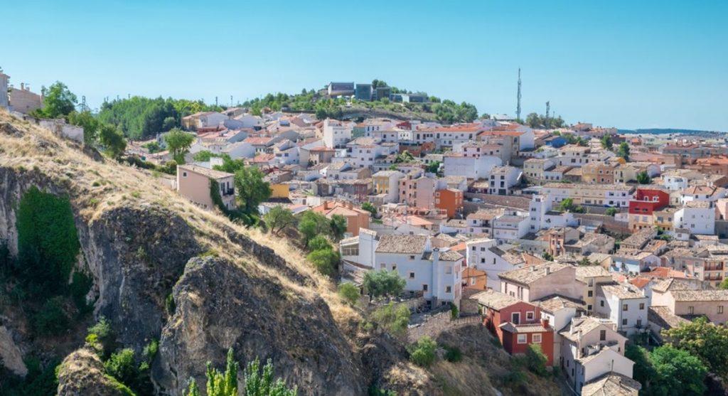 Satul pitoresc din Spania care caută noi locuitori: o vilă cu trei dormitoare costă doar 18.000 de euro. satul pitoresc din spania care cauta noi locuitori o vila cu trei dormitoare costa doar 18000 de euro