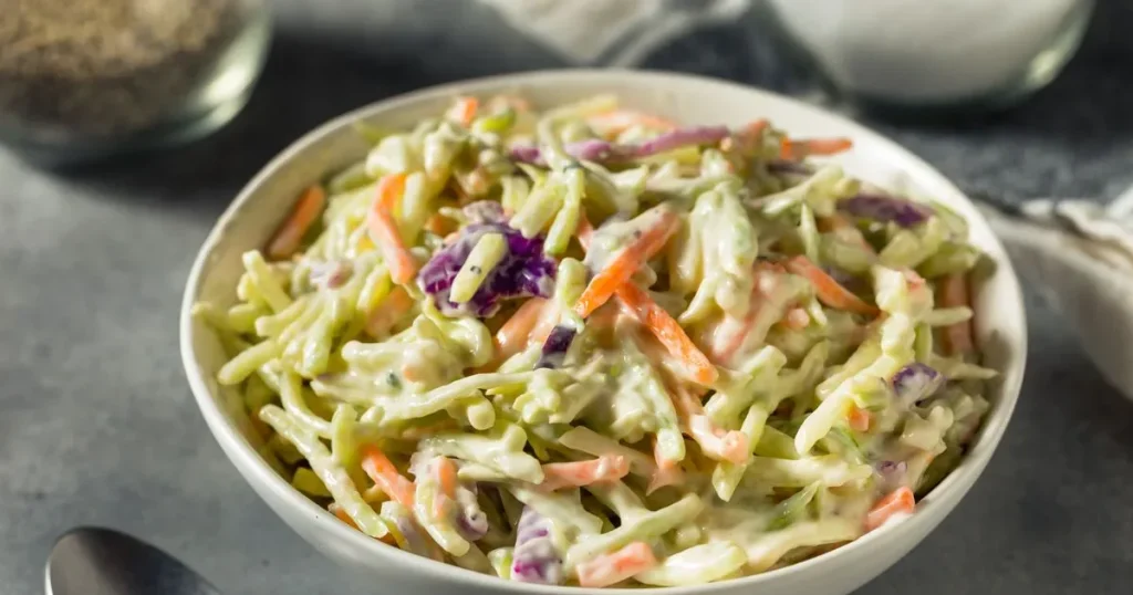 Cum să eviți ca salata de varză să lase apă. Trucul simplu înainte de dressing