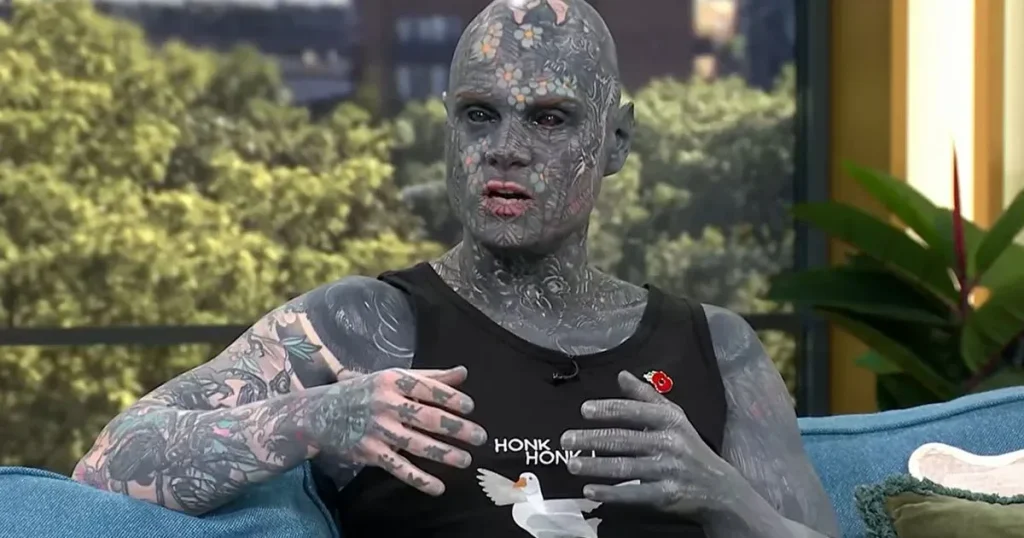 Cel mai tatuat profesor își ține lecțiile cu fața acoperită de cerneală