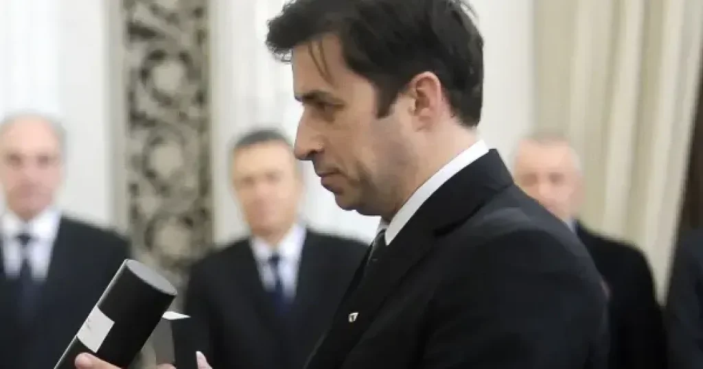 Crin Antonescu acuză PNL de dublu standard: au criticat PSD, dar le-au votat guvernul