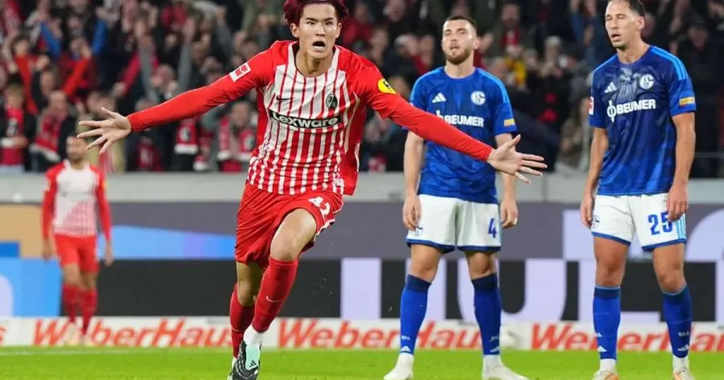 Freiburg câștigă dramatic în zece oameni și preia șefia în Bundesliga